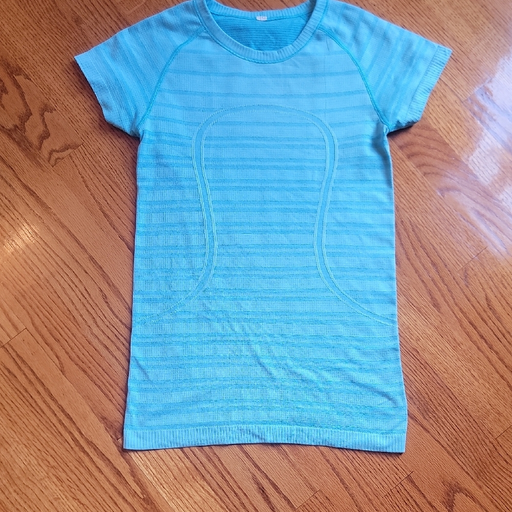 Lululemon Swiftly Tech Short Sleeve Blue Striped Shirt Size 6